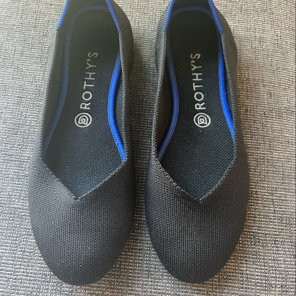 Size 9.5 Rothy’s black flats. EUC